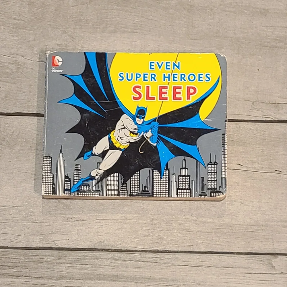 🍁DC comics Even Superheroes Sleep book🪅